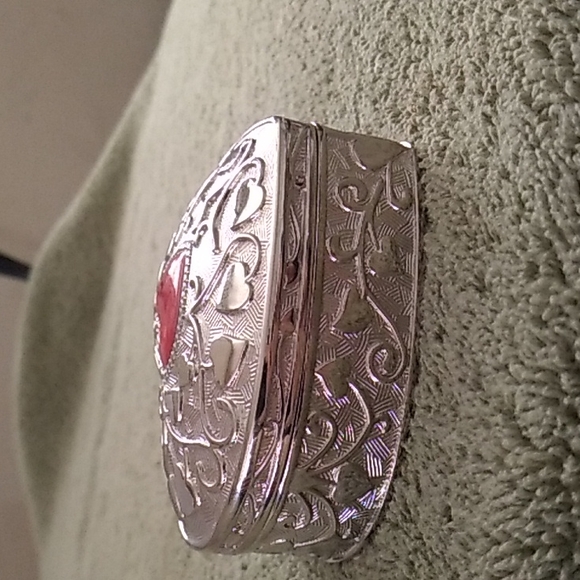 Heart shape metal trinket box - Picture 3 of 3